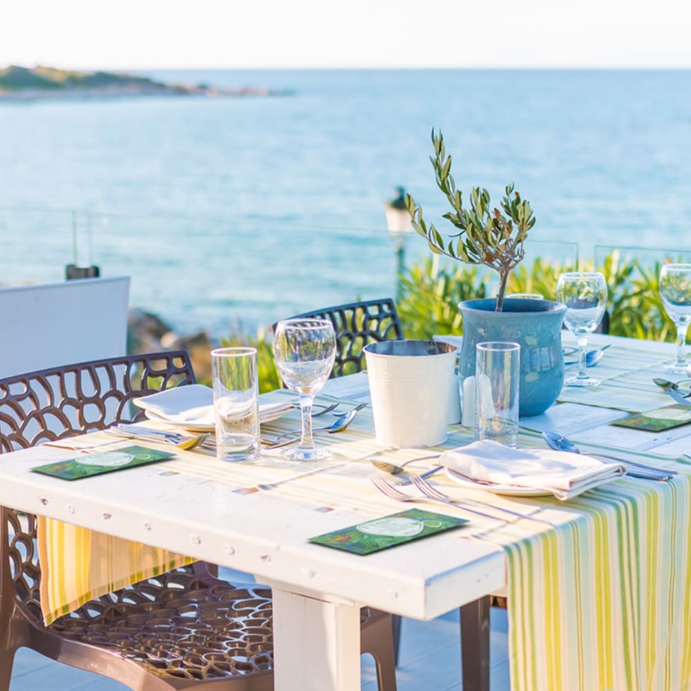 Set of 100 Fria Fresh Cleansing and Refreshing Wipes in compostable fabric