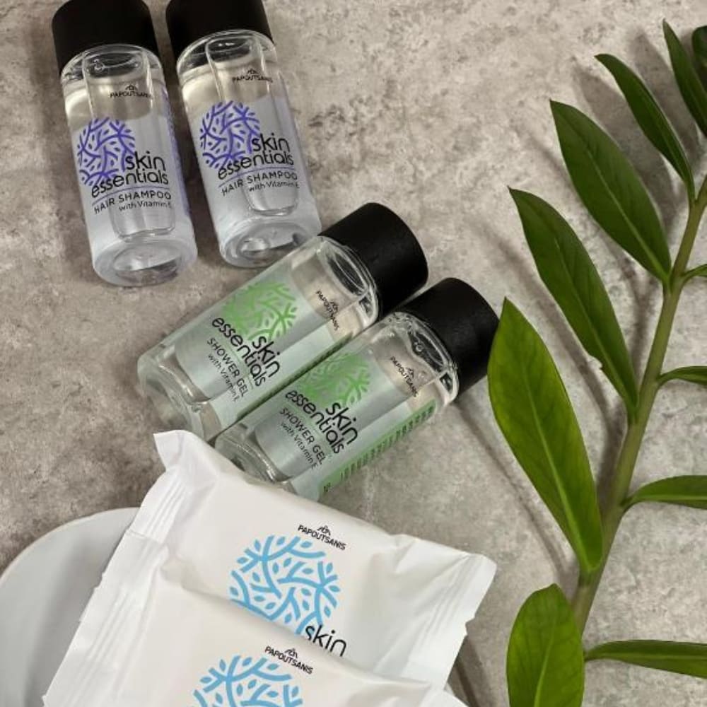 Set Cortesia Bagno Skin Essentials Premium con ciabatte, cuffia doccia, kit cucito e fascia wc