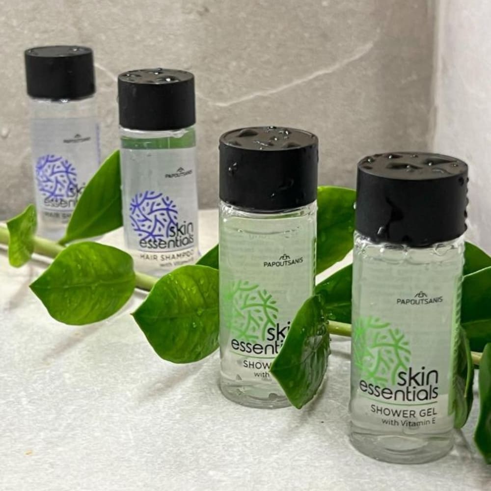 Set Cortesia Hotel e B&B Skin Essentials con bicchiere incartato, cuffia doccia e kit cucito